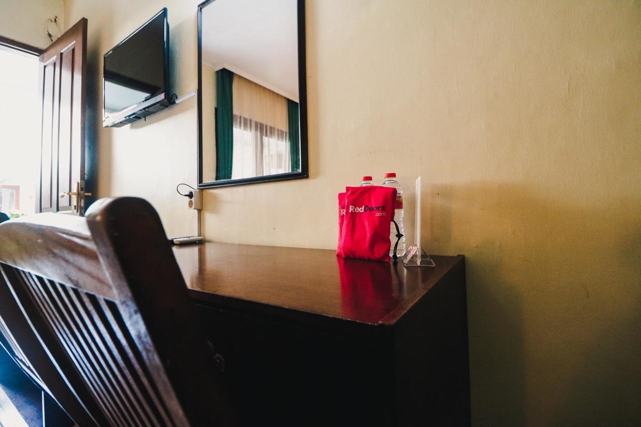 Reddoorz Plus @ Purwosari Surakarta  Ngoại thất bức ảnh