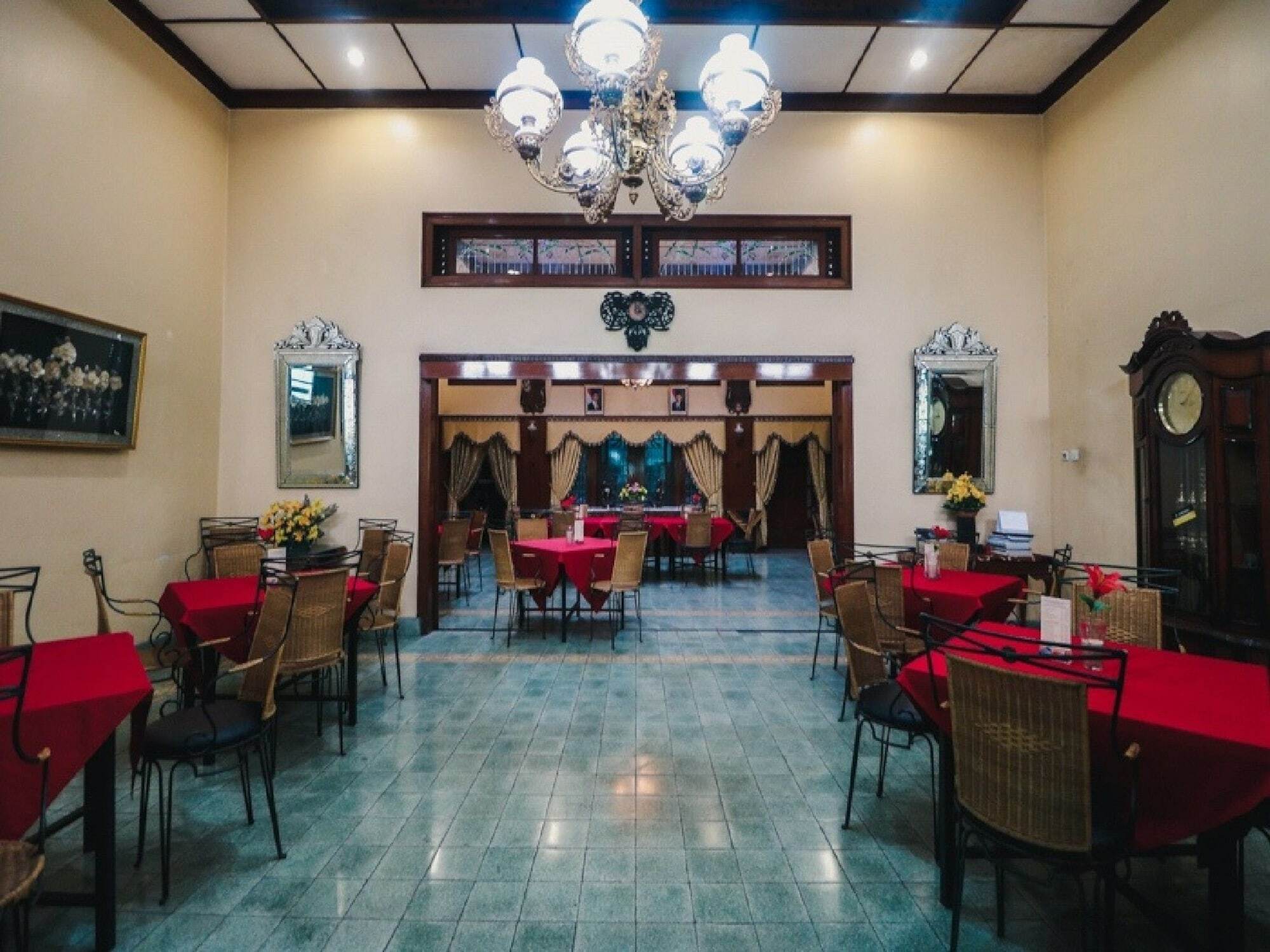 Reddoorz Plus @ Purwosari Surakarta  Ngoại thất bức ảnh