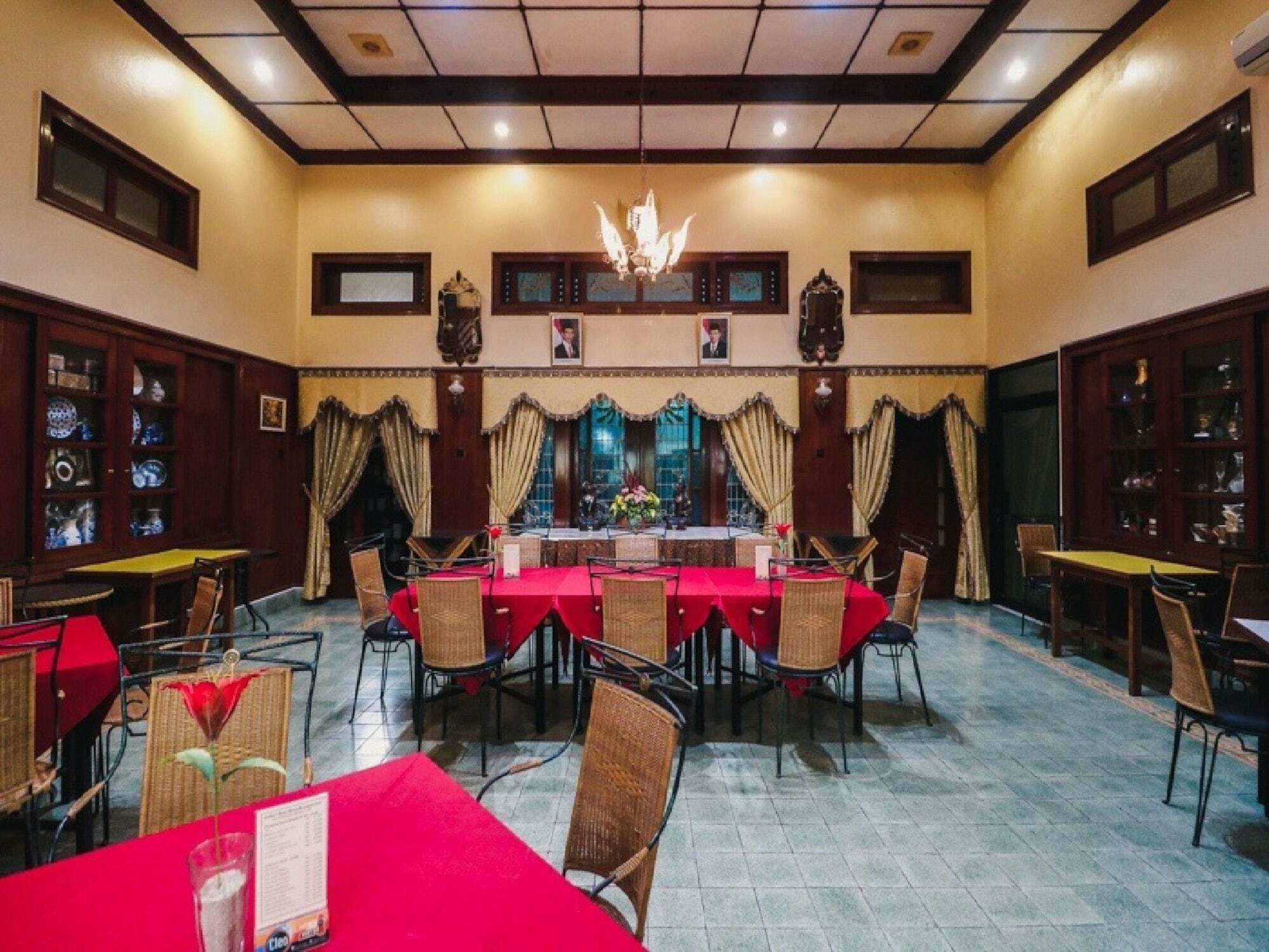 Reddoorz Plus @ Purwosari Surakarta  Ngoại thất bức ảnh